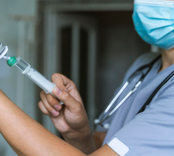 Медсестра устанавливает капельницу для лечения подросткового алкоголизма